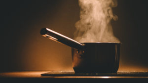 Bilde av en kasserolle som koker på en kokeplate