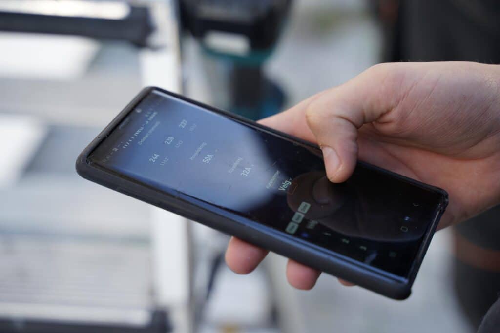 En person som regulerer strøm fra mobilen.