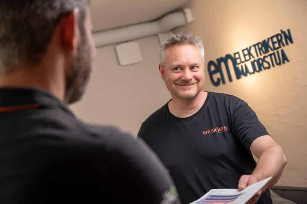 Elektriker i Elektrikern Majorstua som smiler til en kollega.