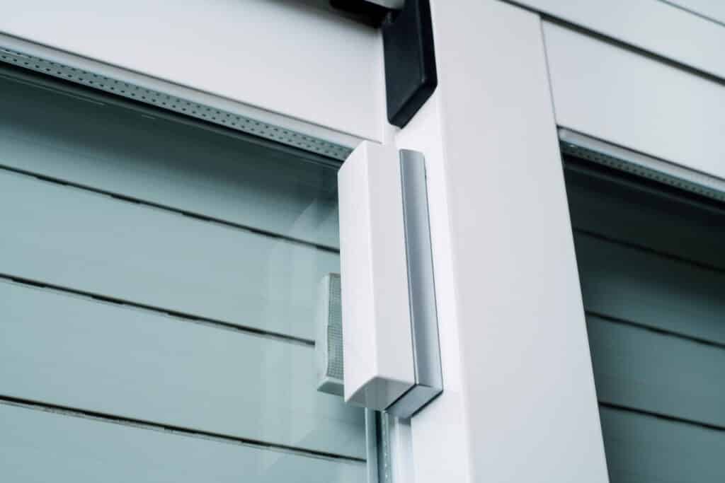 en glass-knusedetektor montert på et vindu